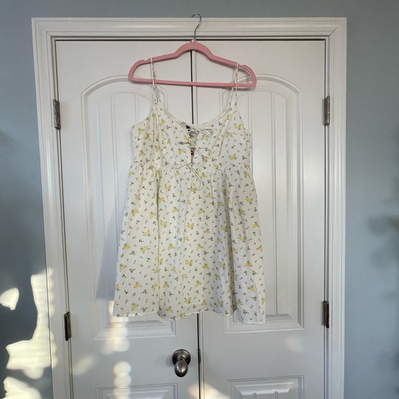 H&M Dresses & Skirts - 🆕 H&M Divided Summer White and Yellow Floral Dress Sz Large